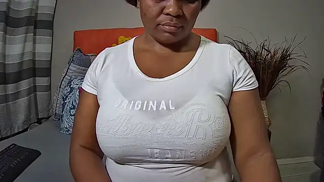 Snapshot of missboobsxx chatting on February 25, 6:53 pm missboobsxx online show from February 25, 6:53 pm