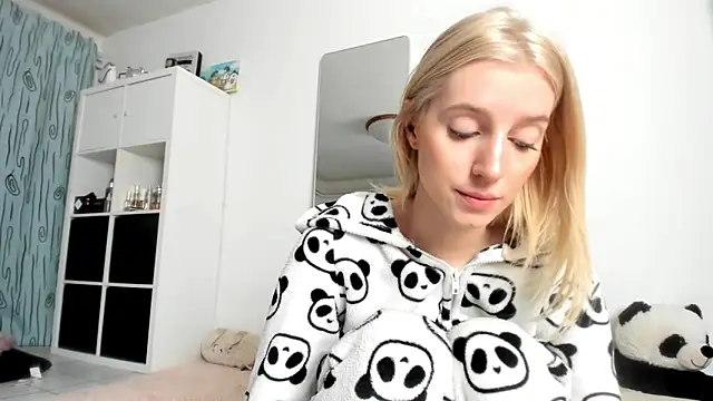 Snapshot of KenzieDawton chatting on October 26, 4:29 am KenzieDawton online show from October 26, 4:29 am