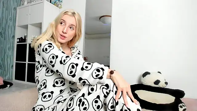 Snapshot of KenzieDawton chatting on November 5, 4:34 am KenzieDawton online show from November 5, 4:34 am