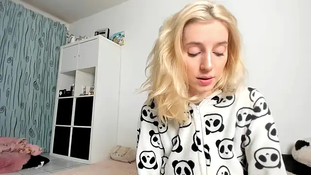 Snapshot of KenzieDawton chatting on November 8, 4:56 am KenzieDawton online show from November 8, 4:56 am