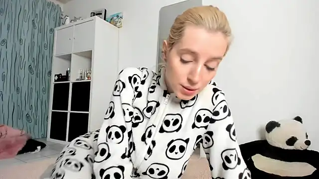 Snapshot of KenzieDawton chatting on November 14, 4:33 am KenzieDawton online show from November 14, 4:33 am