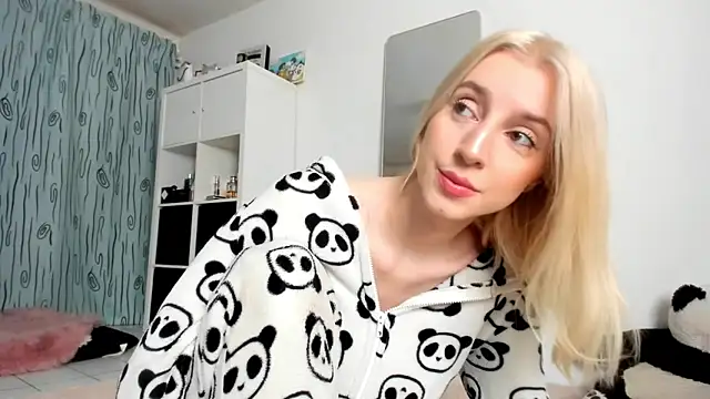 Snapshot of KenzieDawton chatting on November 21, 4:22 am KenzieDawton online show from November 21, 4:22 am