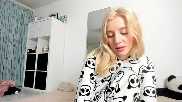 Snapshot of KenzieDawton chatting on November 26, 4:46 am KenzieDawton online show from November 26, 4:46 am