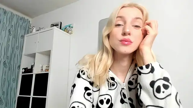 Snapshot of KenzieDawton chatting on November 27, 4:47 am KenzieDawton online show from November 27, 4:47 am