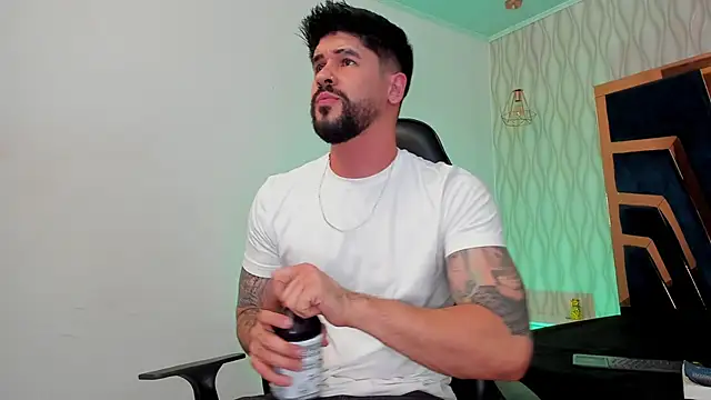 Snapshot of Petesevans chatting on February 14, 11:23 pm Petesevans online show from February 14, 11:23 pm