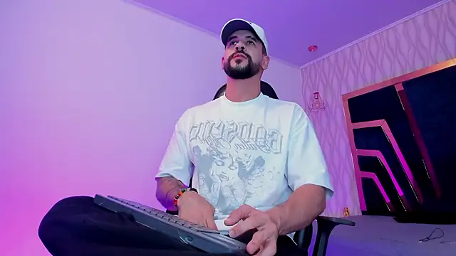 Snapshot of Petesevans chatting on February 23, 11:24 pm Petesevans online show from February 23, 11:24 pm