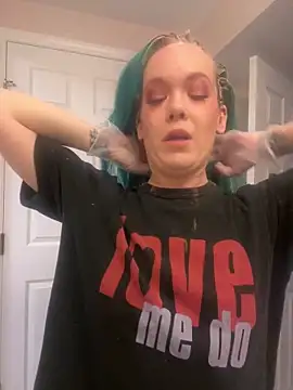 Snapshot of thetinyblue chatting on March 6, 8:59 pm thetinyblue online show from March 6, 8:59 pm