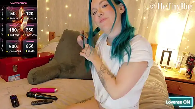 Snapshot of thetinyblue chatting on October 6, 4:26 pm thetinyblue online show from October 6, 4:26 pm