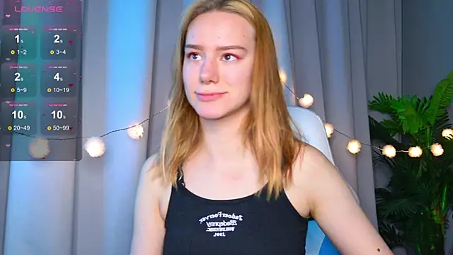 Snapshot of Ramona___ chatting on October 18, 5:43 am Ramona online show from October 18, 5:43 am