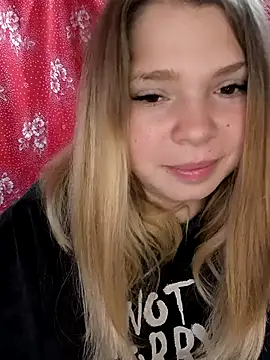 Snapshot of Zuli_Kiska chatting on November 3, 7:31 am Zuli Kiska online show from November 3, 7:31 am