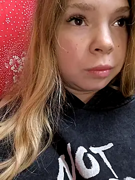 Snapshot of Zuli_Kiska chatting on November 12, 11:25 pm Zuli Kiska online show from November 12, 11:25 pm