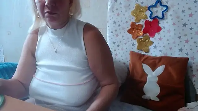 Snapshot of QueenLana chatting on October 17, 7:11 am QueenLana online show from October 17, 7:11 am