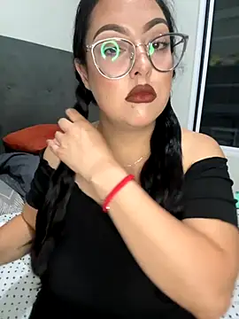 Snapshot of MileyGia chatting on September 9, 2:33 am MileyGia online show from September 9, 2:33 am