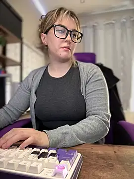 JennKenobi online show from February 19, 2:55 pm