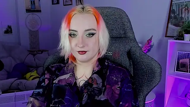 Snapshot of AsheLucker chatting on February 8, 11:45 pm AsheLucker online show from February 8, 11:45 pm