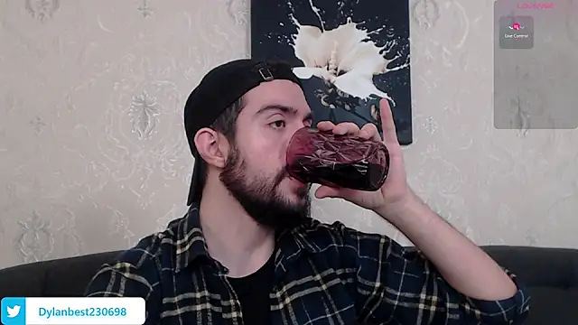 Snapshot of Dylan_Best chatting on December 22, 2:28 am Dylan Best online show from December 22, 2:28 am