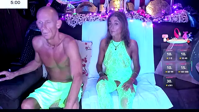 Snapshot of ShannNikkii420 chatting on February 16, 1:35 am ShannNikkii420 online show from February 16, 1:35 am