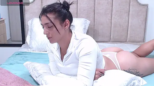 Snapshot of EricaVanderhill chatting on February 23, 1:13 am EricaVanderhill online show from February 23, 1:13 am