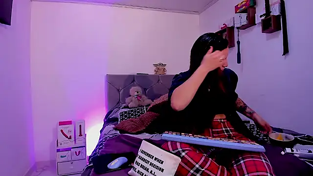 vanessabrown  online show from January 9, 5:37 pm