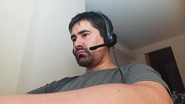 Snapshot of VonDoomdelToro chatting on February 14, 1:45 am VonDoomdelToro online show from February 14, 1:45 am