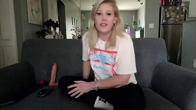 Snapshot of Lexi_Shocker chatting on November 16, 5:40 pm Lexi Shocker online show from November 16, 5:40 pm