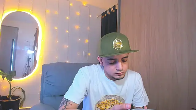 Snapshot of alejandro_calderon1 chatting on December 28, 5:44 am alejandro calderon1 online show from December 28, 5:44 am