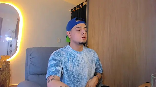 Snapshot of alejandro_calderon1 chatting on February 3, 4:57 am alejandro calderon1 online show from February 3, 4:57 am