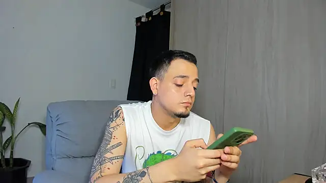 Snapshot of alejandro_calderon1 chatting on March 6, 4:52 am alejandro calderon1 online show from March 6, 4:52 am