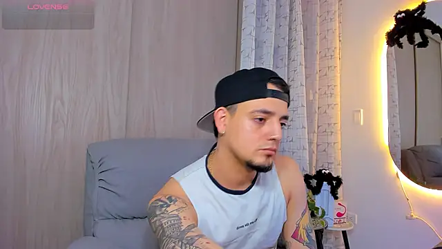 Snapshot of alejandro_calderon1 chatting on October 19, 5:41 am alejandro calderon1 online show from October 19, 5:41 am