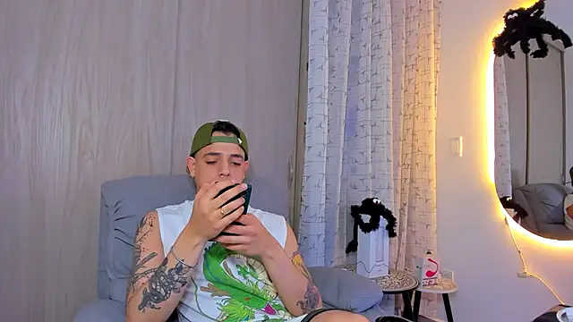 Snapshot of alejandro_calderon1 chatting on October 27, 4:27 am alejandro calderon1 online show from October 27, 4:27 am