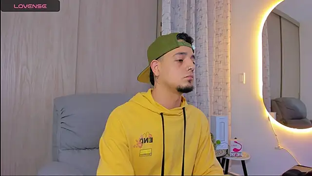 Snapshot of alejandro_calderon1 chatting on November 5, 4:23 am alejandro calderon1 online show from November 5, 4:23 am