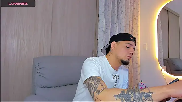 Snapshot of alejandro_calderon1 chatting on November 15, 7:05 am alejandro calderon1 online show from November 15, 7:05 am