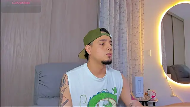 Snapshot of alejandro_calderon1 chatting on November 18, 2:39 am alejandro calderon1 online show from November 18, 2:39 am