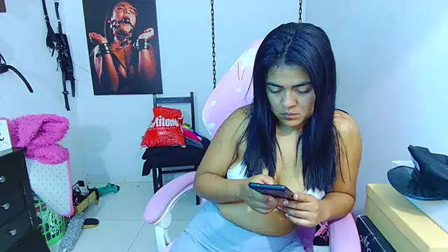 Snapshot of Hannah-grace chatting on December 22, 1:00 pm Hannah-grace online show from December 22, 1:00 pm