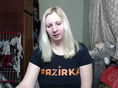 Snapshot of BustyBlond chatting on February 23, 4:02 pm BustyBlond online show from February 23, 4:02 pm