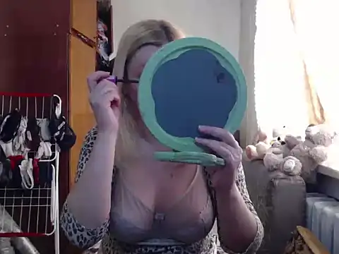 Snapshot of BustyBlond chatting on February 26, 6:37 am BustyBlond online show from February 26, 6:37 am