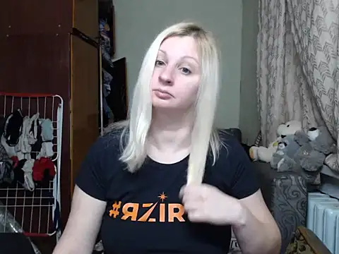 Snapshot of BustyBlond chatting on February 26, 6:11 pm BustyBlond online show from February 26, 6:11 pm