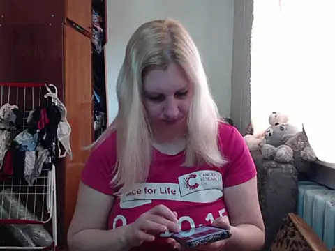 Snapshot of BustyBlond chatting on March 5, 10:00 am BustyBlond online show from March 5, 10:00 am