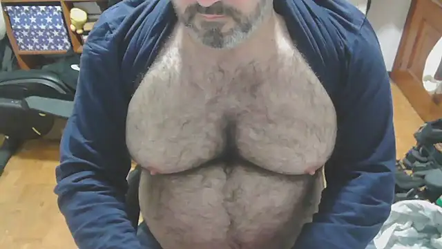 Snapshot of mikeyhotbear chatting on December 18, 6:32 am mikeyhotbear online show from December 18, 6:32 am