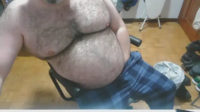 Snapshot of mikeyhotbear chatting on December 19, 6:23 am mikeyhotbear online show from December 19, 6:23 am