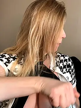 Snapshot of FoxyFrenchy chatting on October 17, 10:18 am FoxyFrenchy online show from October 17, 10:18 am