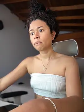 Snapshot of GabriSaenz chatting on November 24, 2:17 pm GabriSaenz online show from November 24, 2:17 pm