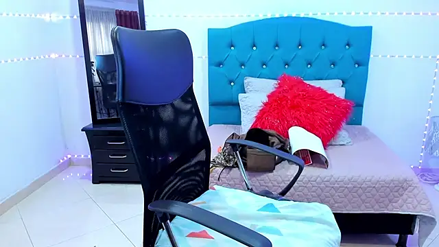 Snapshot of vaalery_sweet chatting on February 4, 10:24 pm vaalery sweet online show from February 4, 10:24 pm