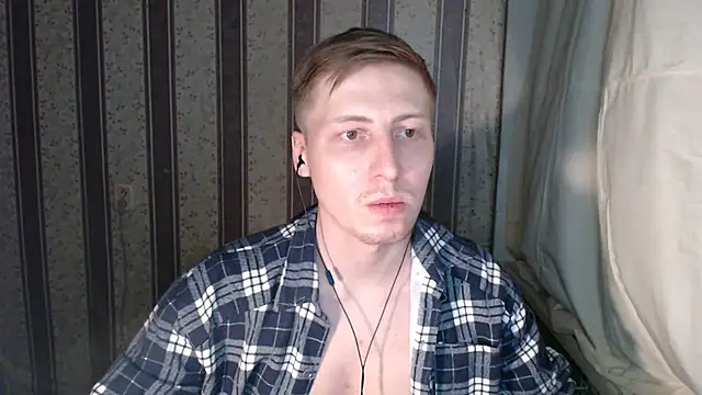 Snapshot of darienlarge chatting on February 20, 8:14 pm darienlarge online show from February 20, 8:14 pm