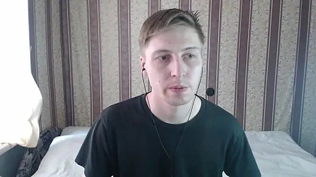 Snapshot of darienlarge chatting on March 11, 1:45 pm darienlarge online show from March 11, 1:45 pm