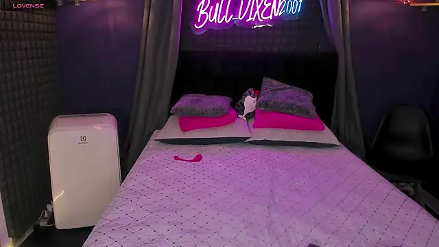 Snapshot of bull_vixen2001 chatting on September 18, 12:07 pm bull vixen2001 online show from September 18, 12:07 pm