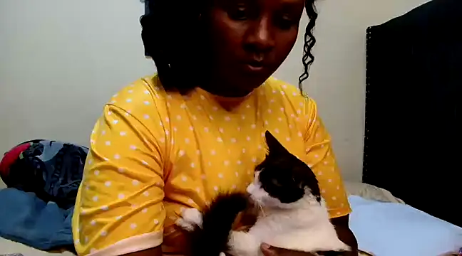 Snapshot of Toomuchbooty33 chatting on February 2, 5:48 pm Toomuchbooty33 online show from February 2, 5:48 pm