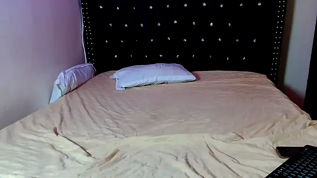 Snapshot of Toomuchbooty33 chatting on September 30, 12:54 pm Toomuchbooty33 online show from September 30, 12:54 pm