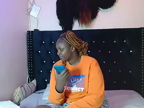 Snapshot of Toomuchbooty33 chatting on October 14, 9:04 pm Toomuchbooty33 online show from October 14, 9:04 pm