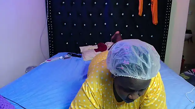 Snapshot of Toomuchbooty33 chatting on November 8, 1:50 am Toomuchbooty33 online show from November 8, 1:50 am